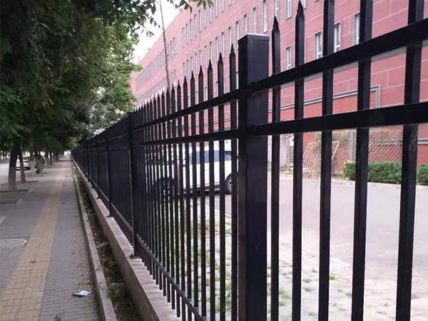 學(xué)校鋅鋼護欄圖片