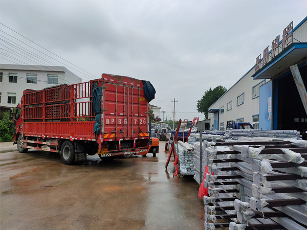 2020年7月15日上午鋁合金百葉窗產品裝車發貨！