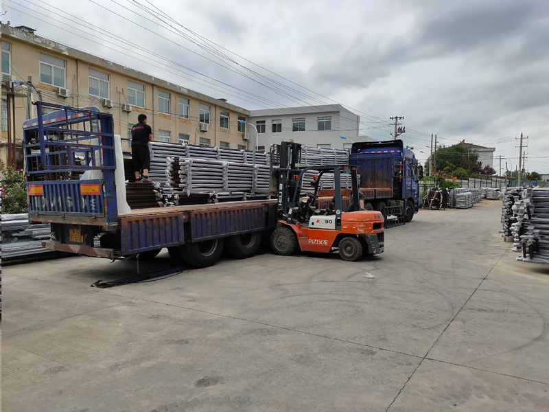 金用護(hù)欄2020年7月23日鋁合金百葉窗裝車發(fā)貨！