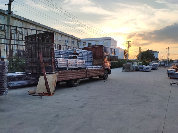 金用護欄2020年8月4日鋅鋼陽臺玻璃護欄裝車發(fā)貨！