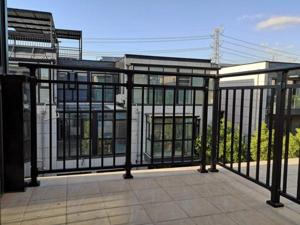 鋅鋼陽(yáng)臺(tái)護(hù)欄款式