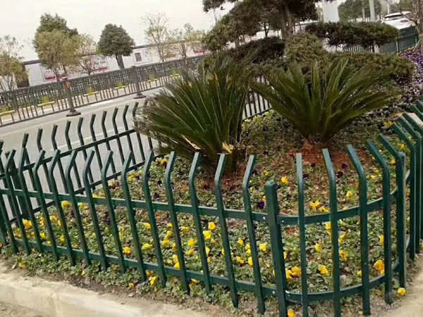 鋅鋼圍欄和鐵藝圍欄哪個好？看過這里你就清楚了！