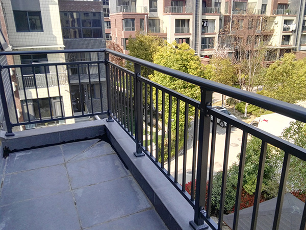 鋅鋼陽臺護欄廠家怎么選，這三點很重要！