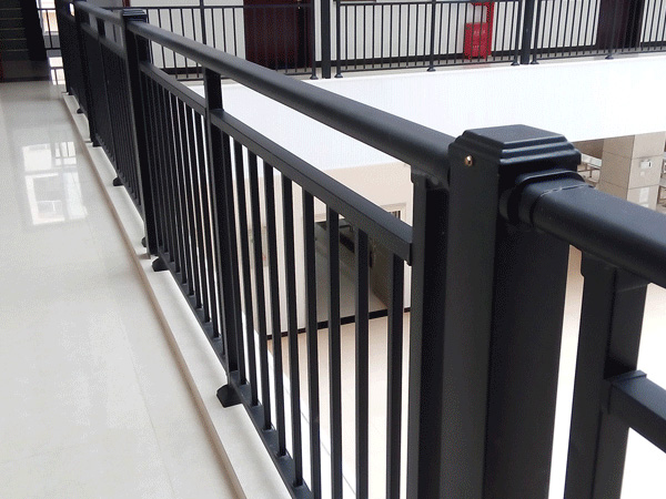 快速辨別鋅鋼護(hù)欄質(zhì)量好壞的兩個方法