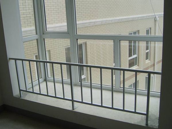 飄窗護(hù)欄廠家選擇時需要注意些什么？