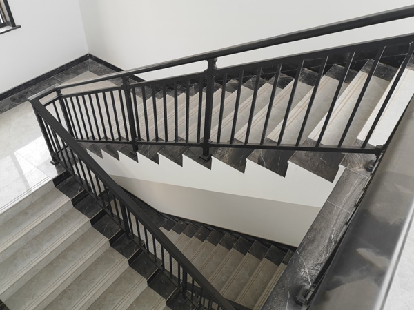 樓梯護(hù)欄多少錢(qián)一米？