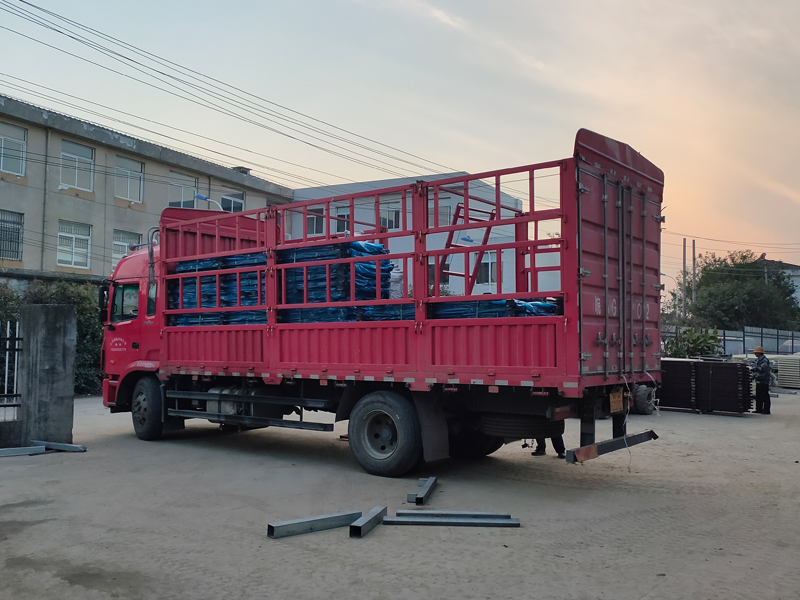 金用護欄2021年11月18日鋅鋼連廊護欄發貨！