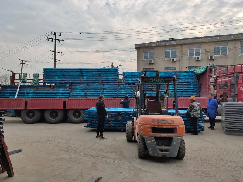 金用護欄2021年12月21日鋅鋼陽臺護欄裝車發(fā)貨！