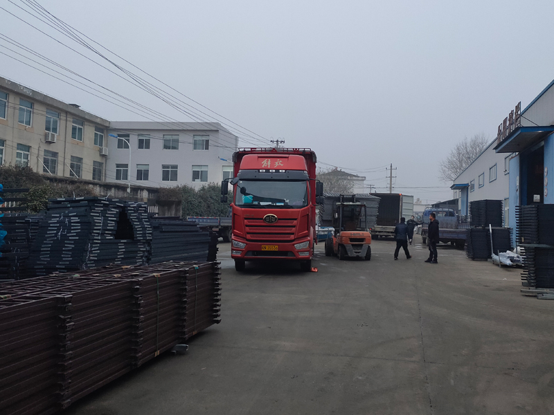 金用護(hù)欄2021年12月30日鋅鋼百葉窗裝車發(fā)貨！