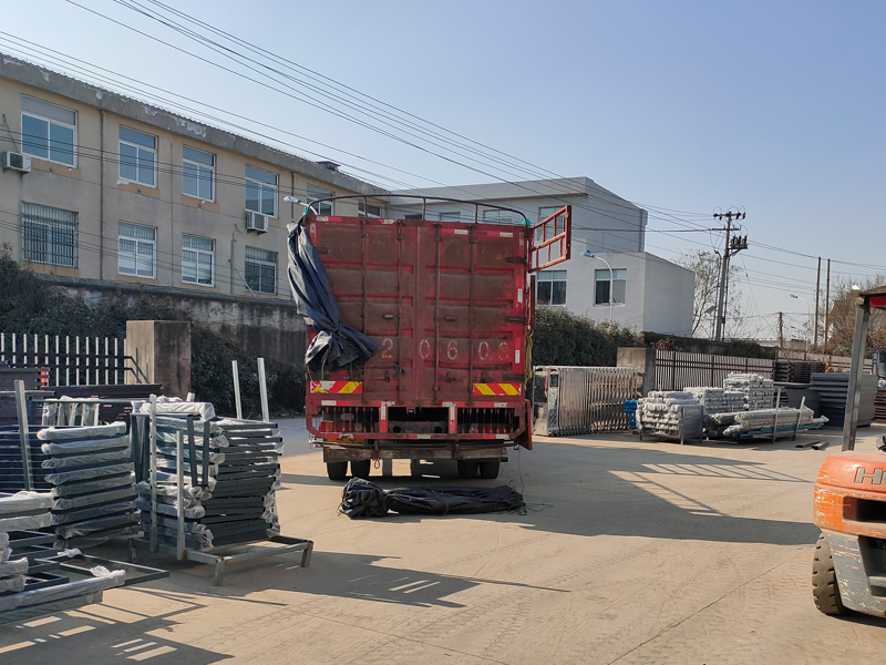金用護欄2022年1月4日鋅鋼百葉窗裝車發(fā)貨！