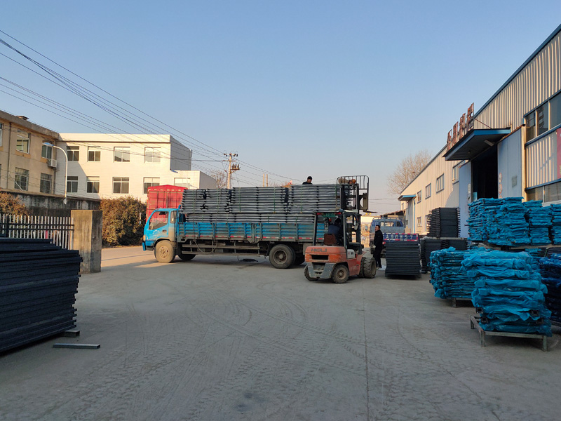 金用護欄2022年1月11日鋅鋼空調欄桿裝車發貨！