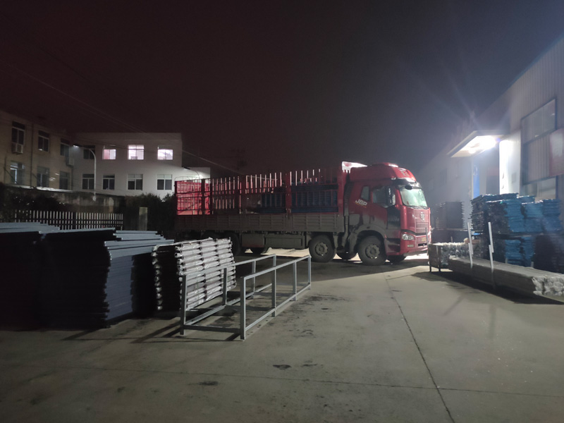 金用護欄2022年1月13日鋅鋼百葉窗裝車發(fā)貨! 金用護欄2022年1月13日鋅鋼百葉窗裝車發(fā)貨!