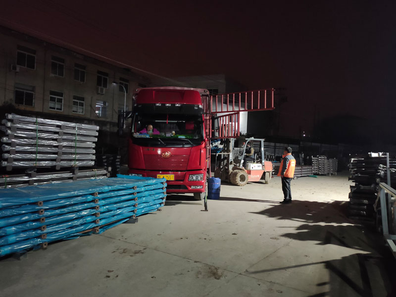 金用護欄2022年1月17日鋅鋼陽臺欄桿裝車發貨! 金用護欄2022年1月17日鋅鋼陽臺欄桿裝車發貨!