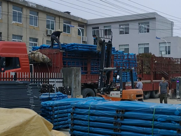 金用護(hù)欄2022年4月13日鋅鋼百葉窗裝車(chē)發(fā)貨! 金用護(hù)欄2022年4月13日鋅鋼百葉窗裝車(chē)發(fā)貨!