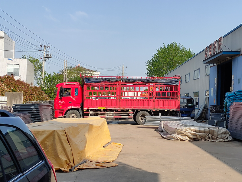 金用護(hù)欄2022年4月14日鋅鋼護(hù)窗欄桿裝車發(fā)貨！
