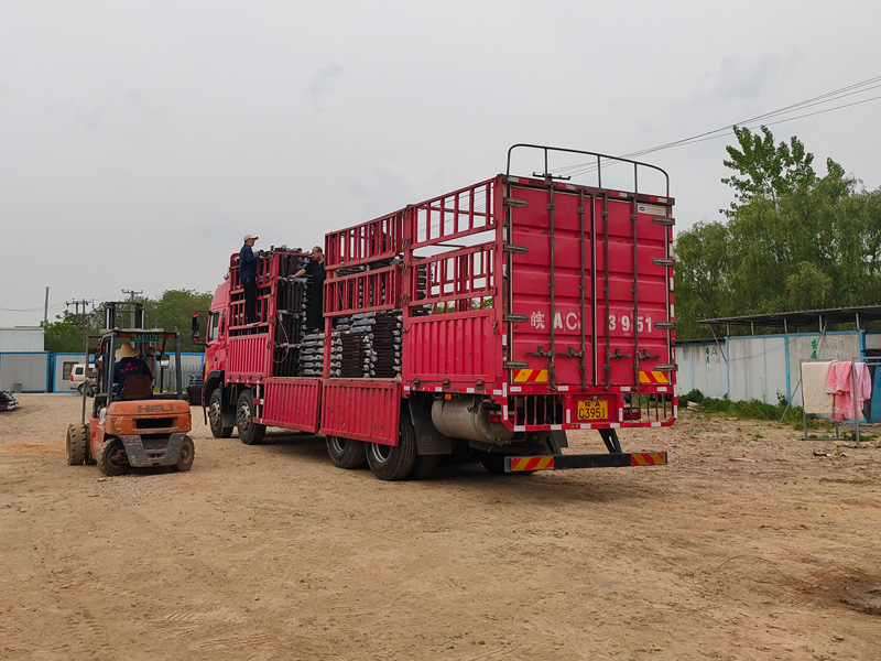 金用護欄2022年4月24日鋅鋼連廊欄桿裝車發貨！