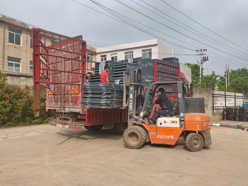 金用護(hù)欄2022年4月30日鋅鋼百葉窗裝車發(fā)貨! 金用護(hù)欄2022年4月30日鋅鋼百葉窗裝車發(fā)貨!