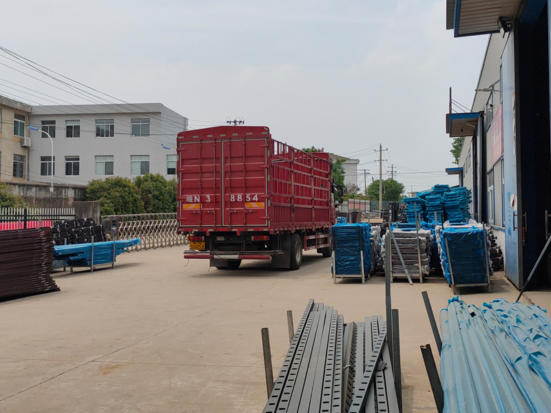 金用護(hù)欄2022年5月12日鋅鋼百葉窗裝車發(fā)貨！