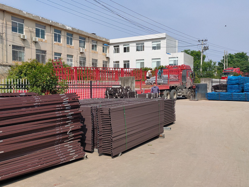 金用護(hù)欄2022年5月23日鋅鋼飄窗欄桿裝車發(fā)貨！