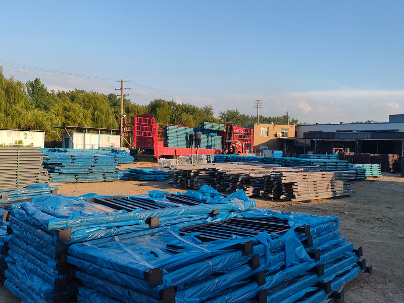 金用護欄2022年6月24日鋅鋼連廊護欄裝車發貨! 金用護欄2022年6月24日鋅鋼連廊護欄裝車發貨!