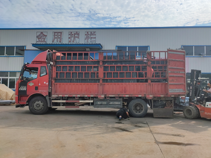 金用護欄2022年7月9日鋅鋼百葉窗裝車發(fā)貨！