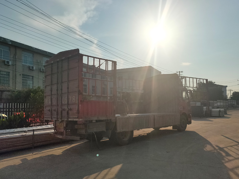 金用護(hù)欄2022年7月11日鋅鋼百葉窗裝車發(fā)貨！