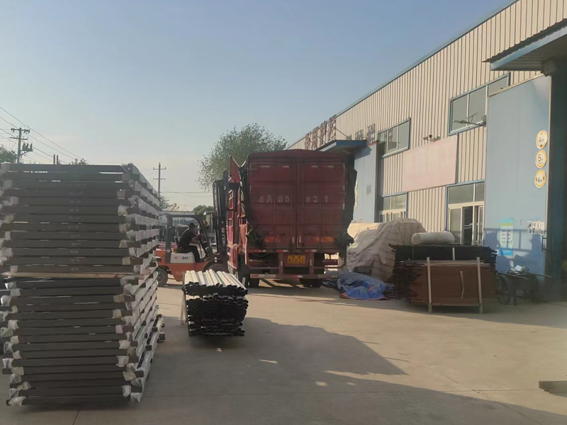 金用護欄2022年9月9日鋅鋼玻璃欄桿裝車發貨！