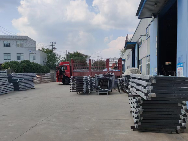 金用護欄2022年9月17日鋅鋼組裝護欄裝車發(fā)貨! 金用護欄2022年9月17日鋅鋼組裝護欄裝車發(fā)貨!