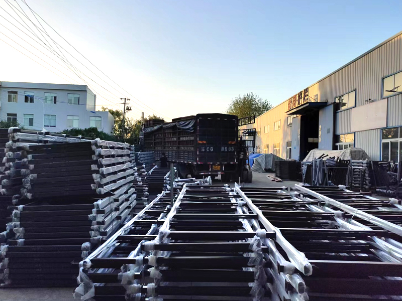 金用護欄2022年9月21日鋁合金百葉窗裝車發貨！