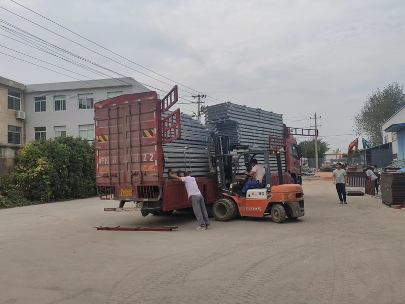 金用護欄2022年9月26日鋅鋼玻璃欄桿裝車發貨! 金用護欄2022年9月26日鋅鋼玻璃欄桿裝車發貨!