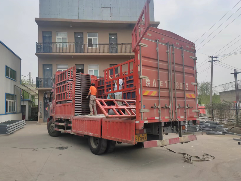 金用護欄2022年9月27日鋅鋼百葉窗裝車發貨! 金用護欄2022年9月27日鋅鋼百葉窗裝車發貨!