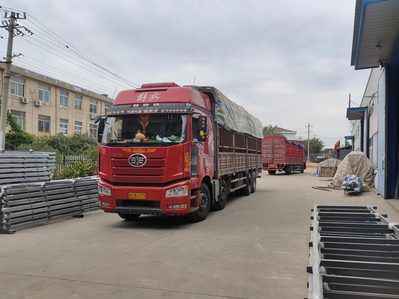 金用護(hù)欄2022年9月29日鋅鋼玻璃欄桿裝車發(fā)貨！