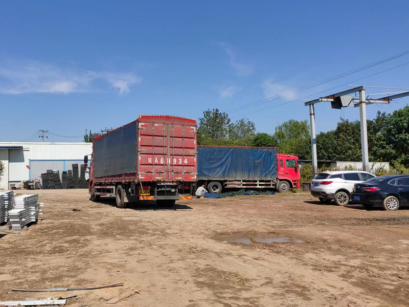 金用護欄2022年10月12日鋅鋼空調(diào)護欄裝車發(fā)貨! 金用護欄2022年10月12日鋅鋼空調(diào)護欄裝車發(fā)貨!