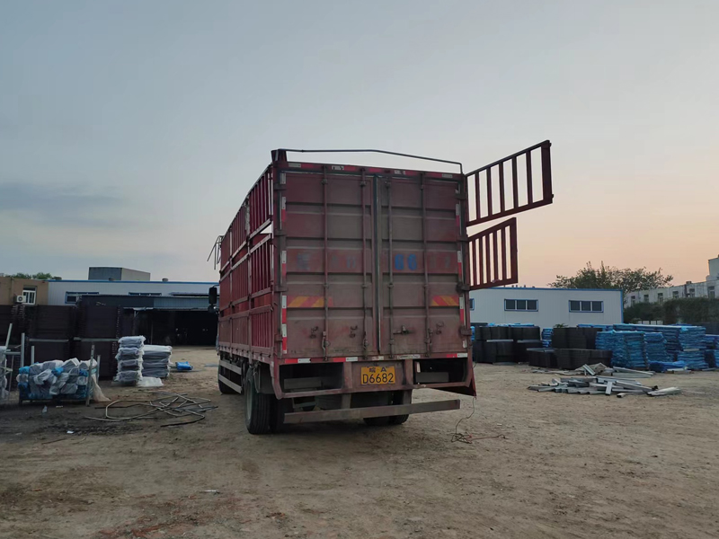 金用護欄2022年10月20日鋅鋼飄窗欄桿裝車發(fā)貨! 金用護欄2022年10月20日鋅鋼飄窗欄桿裝車發(fā)貨!