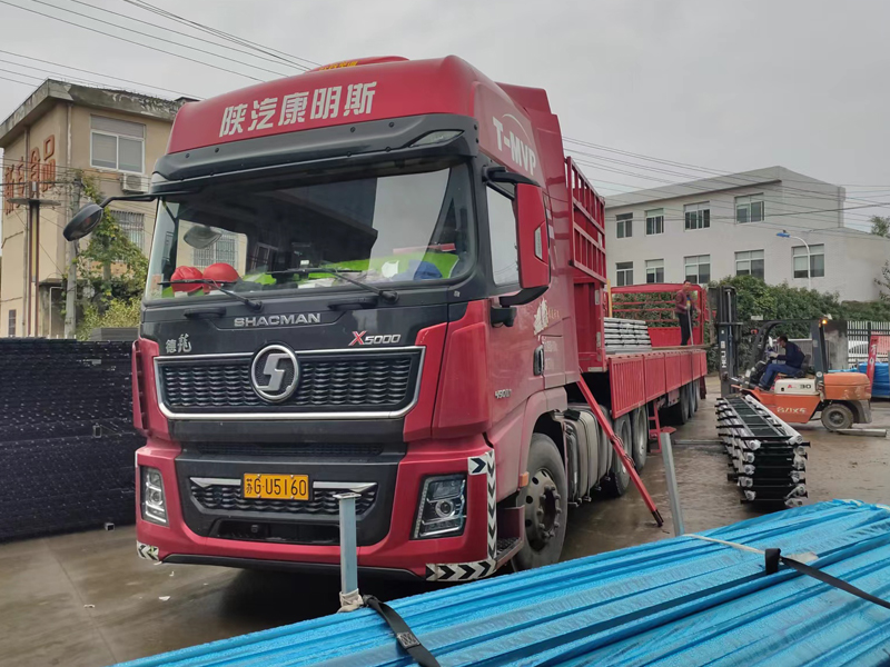 金用護欄2022年11月1日鋅鋼連廊欄桿裝車發貨！