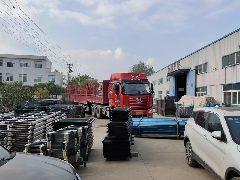 金用護欄2022年11月4日鋅鋼組裝護欄裝車發貨！