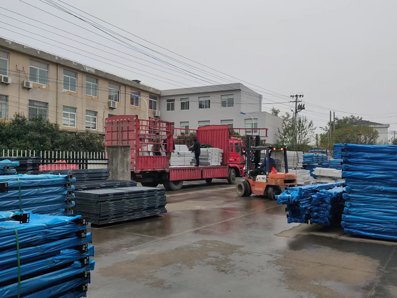 金用護(hù)欄2022年11月24日鋅鋼護(hù)窗欄桿裝車發(fā)貨！