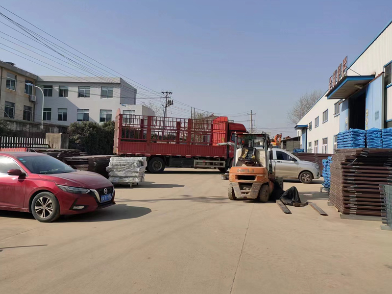 金用護欄2022年12月21日鋅鋼連廊護欄裝車發(fā)貨！