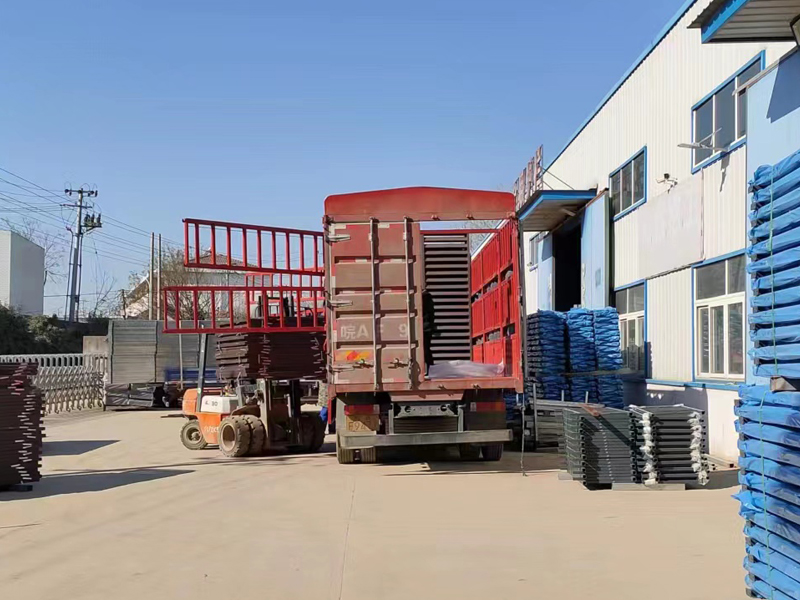 金用護欄2022年12月24日鋅鋼百葉窗裝車發(fā)貨！