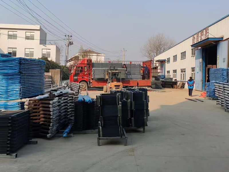 金用護欄2022年12月27日鋅鋼連廊欄桿裝車發貨！