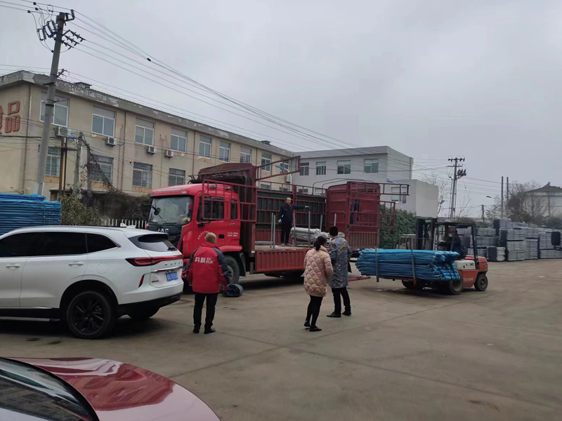 金用護欄2023年2月6日鋅鋼組裝式欄桿裝車發貨！