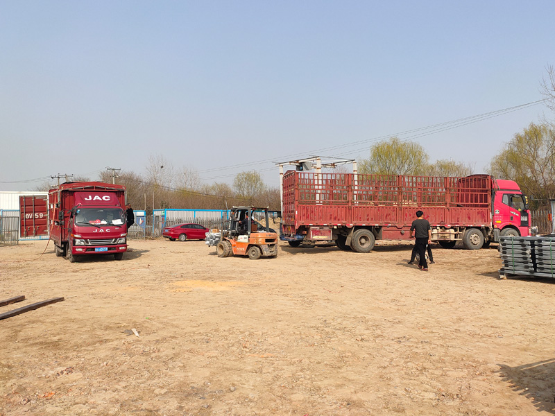 金用護欄2023年3月4日鋅鋼陽臺護欄裝車發貨！