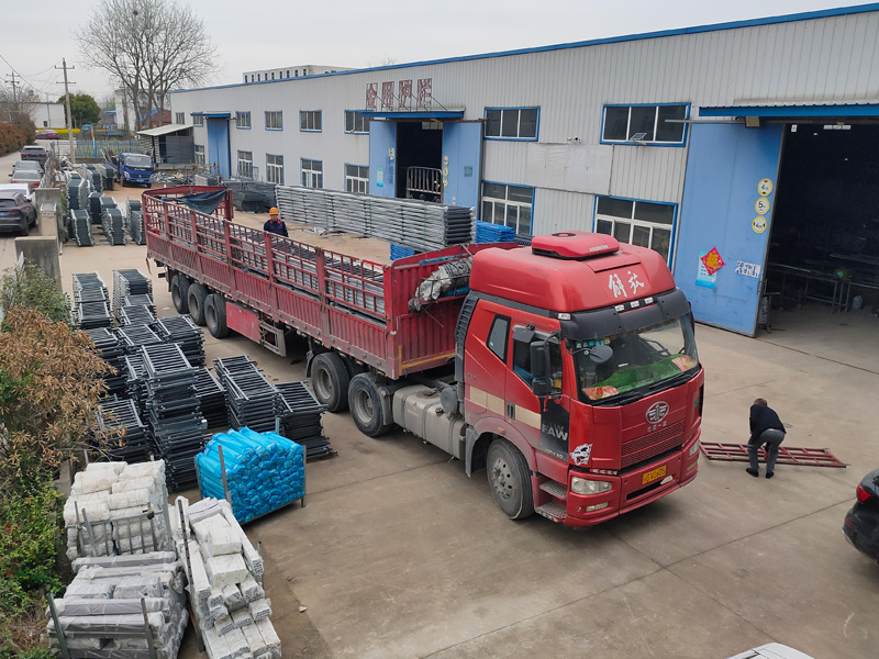 金用護(hù)欄2023年3月24日鋅鋼連廊欄桿裝車發(fā)貨！