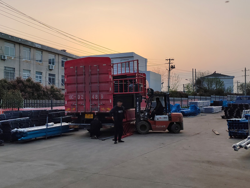 金用護欄2023年4月6日鋅鋼百葉窗裝車發(fā)貨！