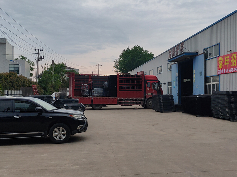 金用護欄2023年4月28日鋅鋼圍墻護欄裝車發貨！