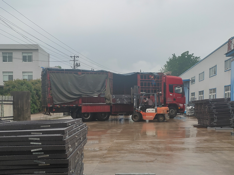 金用護欄2023年5月5日鋅鋼百葉窗裝車發(fā)貨! 金用護欄2023年5月5日鋅鋼百葉窗裝車發(fā)貨!