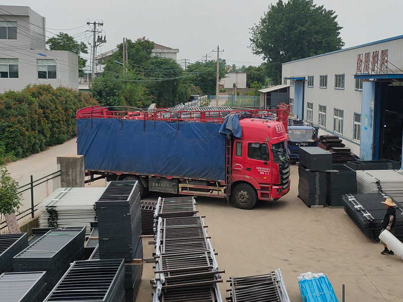 2023年6月8日鋅鋼落地窗欄桿裝車發貨！