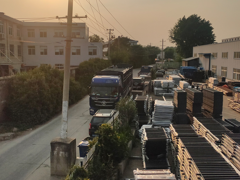 2023年6月16日鋅鋼玻璃護欄裝車發貨！