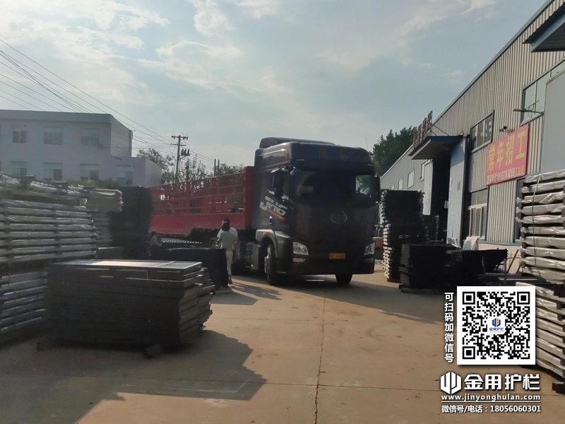 2023年8月4日鋅鋼連廊欄桿裝車發貨! 2023年8月4日鋅鋼連廊欄桿裝車發貨!