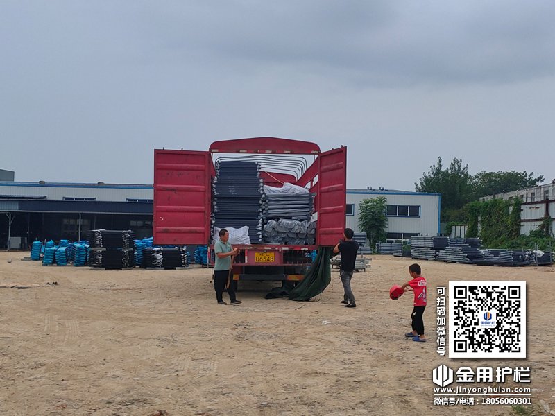 2023年8月23日鋅鋼陽(yáng)臺(tái)欄桿裝車(chē)發(fā)貨！